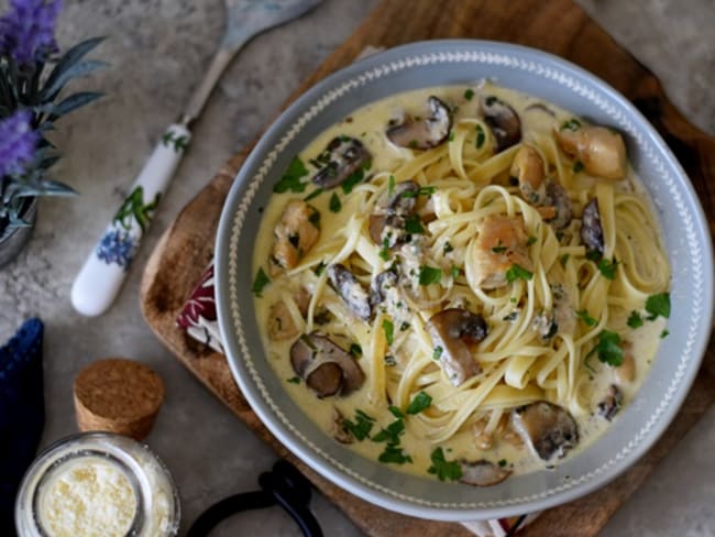 Tagliatelles au poulet et champignons a la sauce cremeuse parmesan