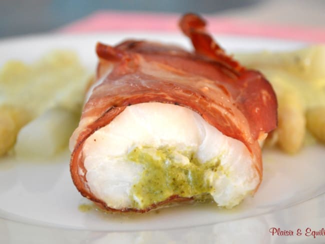 Poisson cabillaud au jambon fumé et asperges au pesto