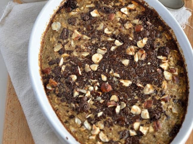 Baked oatmeal à la banane, au chocolat et aux noisettes