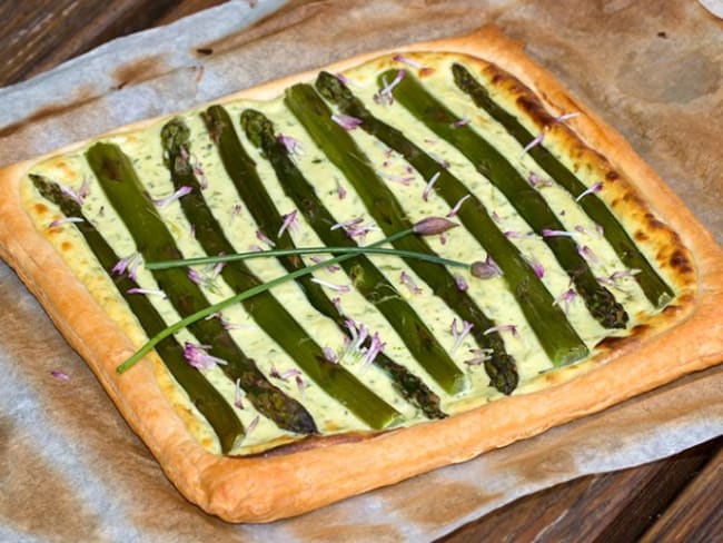 Tarte aux asperges vertes, ricotta et ail des ours