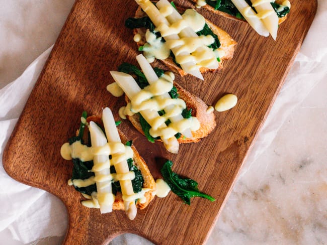 Tartines aux épinards, asperges et sauce hollandaise