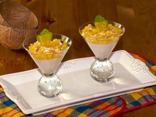 Panna cotta au lait de coco, ananas rôti flambé au rhum