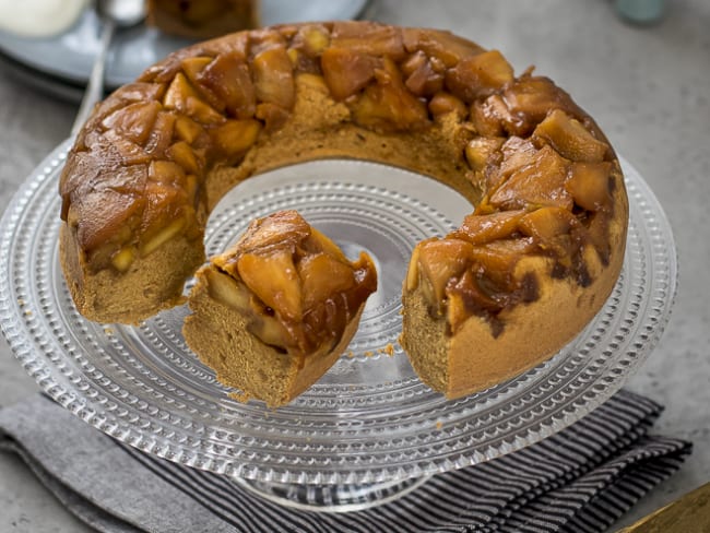 Gâteau renversé aux pommes, sucre de coco, épeautre et crème