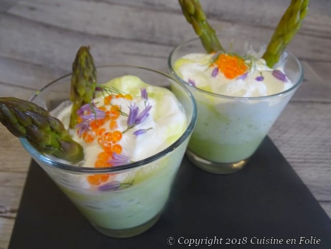 Velouté crémeux d'asperges vertes à l'aneth, crème fouettée, fleurs de ciboulette et oeufs de saumon