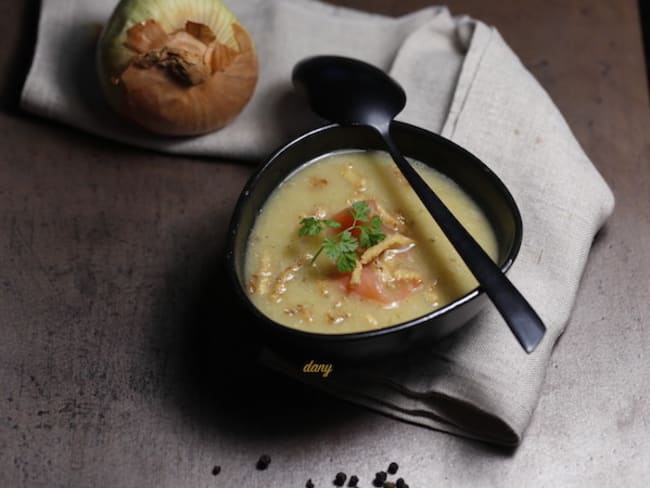 Velouté de queues d'asperges vertes au saumon fumé et oignons frits