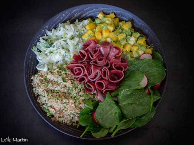 Buddha bowl au magret fumé, choucroute crue, quinoa, amandes, mangue et avocat