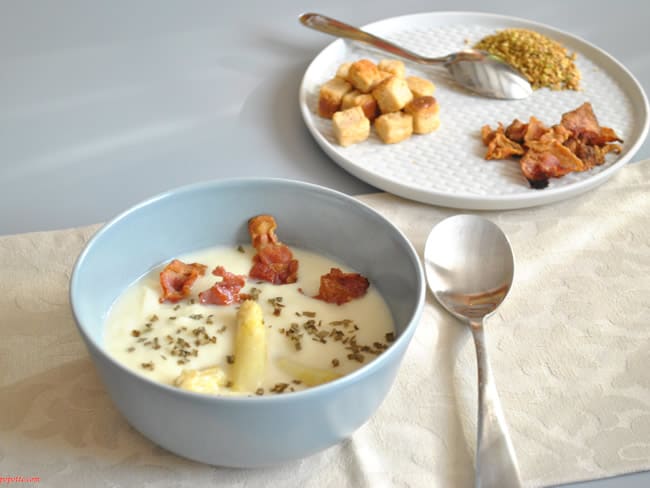 Soupe d'asperges et sa chips de lard