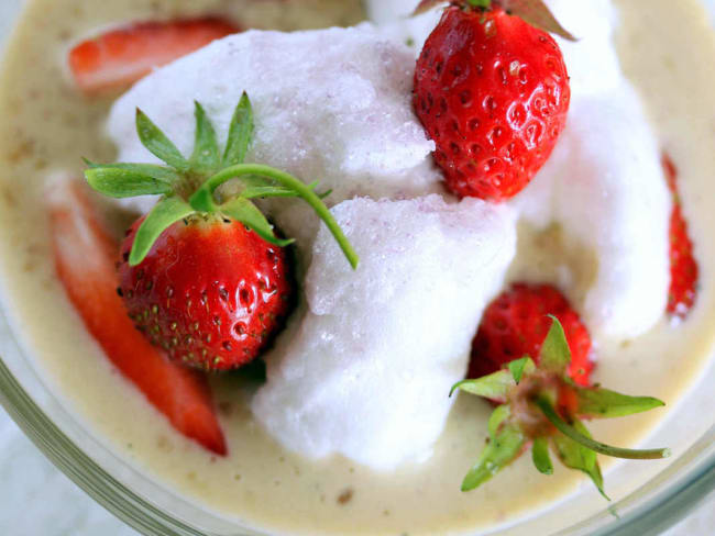 Crème anglaise végétale aux fraises façon ile flottante