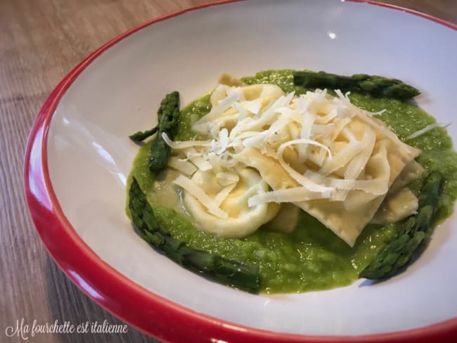 Raviolis maison au provolone sur crème d’asperges