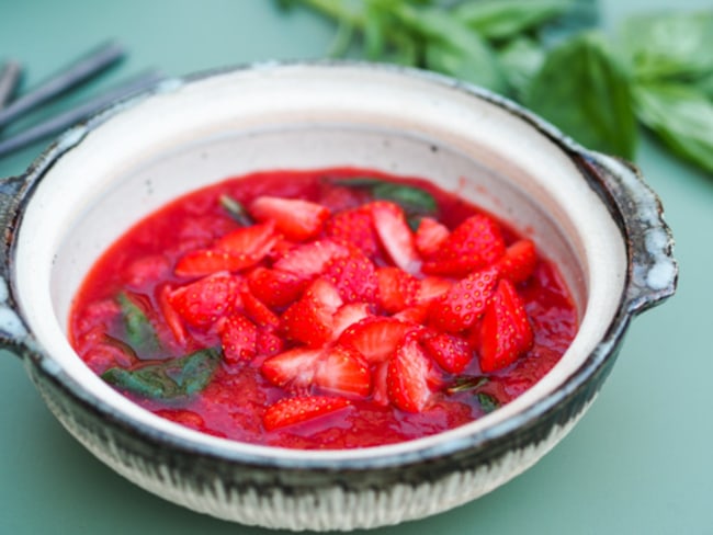 Compotée de fraises cuites et fraîches au basilic ou à la menthe