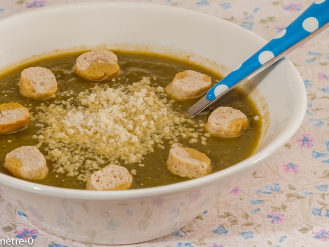 Soupe aux fanes de radis, carottes et oignons nouveaux