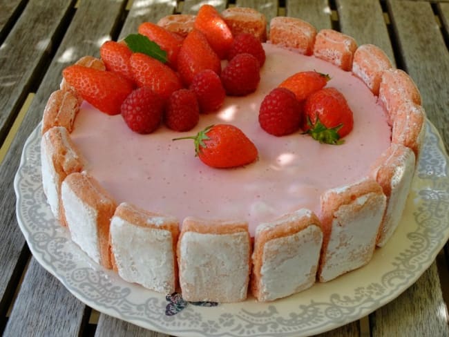 Charlotte mousse aux fruits rouges et biscuits roses