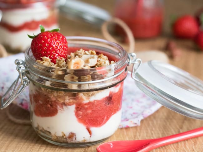 Yaourt au coulis de fraises et granola