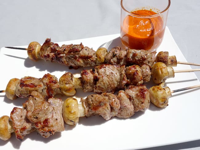 Brochettes d'agneau et coulis de poivron