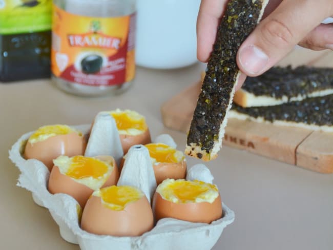 Oeuf à la coque en trompe l'oeil : meringue à l'huile d'olive, mouillettes de tapenade