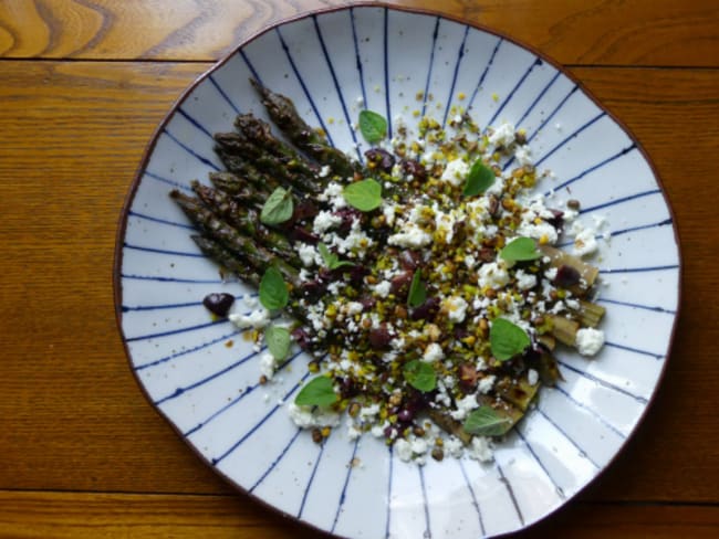 Asperges grillées, feta, olives, pistaches