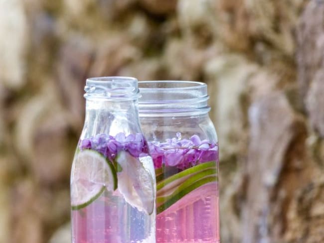 Detox water ou eau aromatisée aux fleurs de lilas, mûres et citron vert