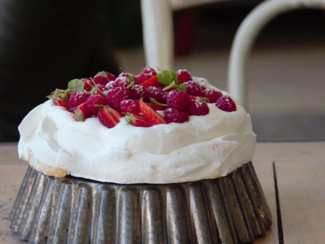 Pavlova fraise framboise, meringue, et crème montée en chantilly 