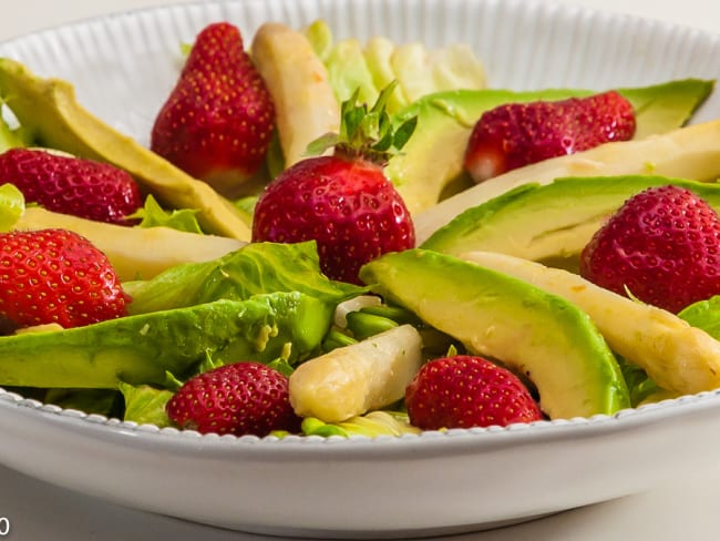 Salade d'asperges aux fraises et à l'avocat