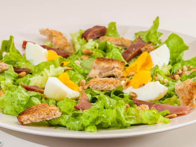 Salade de caille fumée aux oeufs et aux pignons de pin