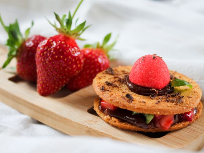 Galettes bretonnes fraises-basilic, caramel au chocolat