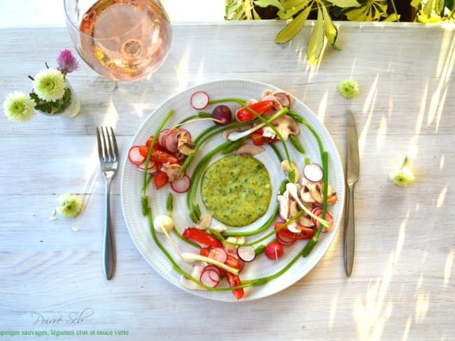 Assiettes végétariennes composées d'une farandole de légumes crus, asperges sauvages et green mayonnaise