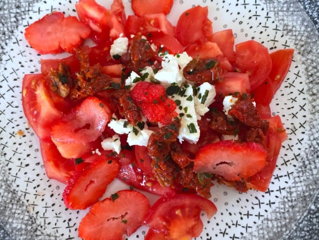 Salade fraîche aux deux tomates et fraises