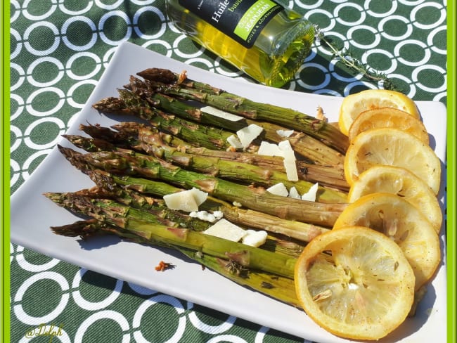 Asperges rôties au four au citron, à l'huile d'olive et au thym frais