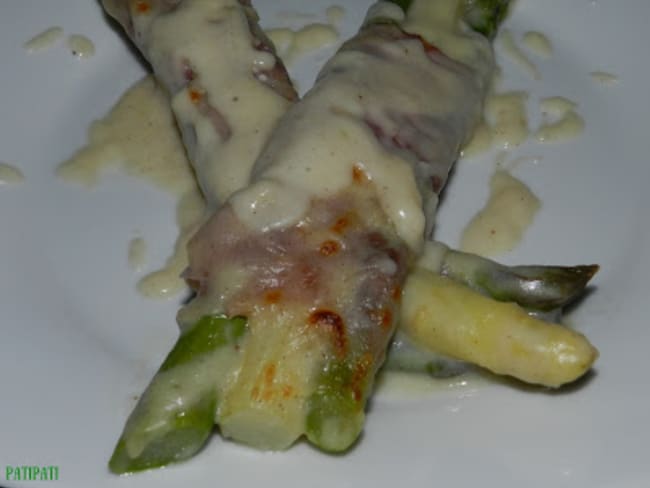 Roulades de jambon de Cobourg au duo d'asperges sauce au fromage