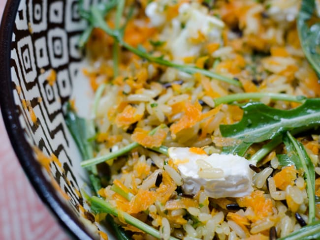 Salade de riz sauvage au pesto et aux carottes râpées