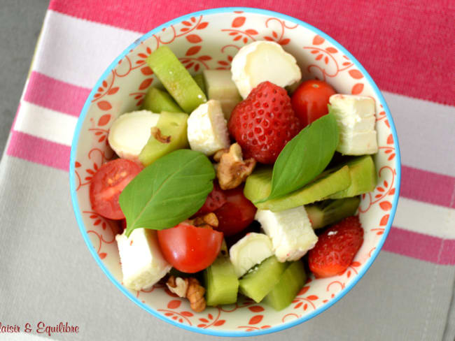 Salade de fraises, kiwis, tomates et chèvre