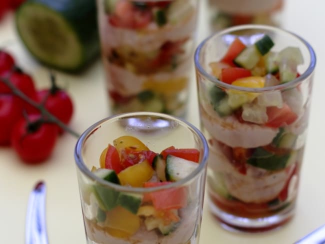 Verrine de tartare de concombre et tomates à la mousse de thon