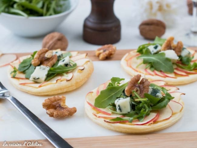 Tarte fine aux pommes, roquefort et noix