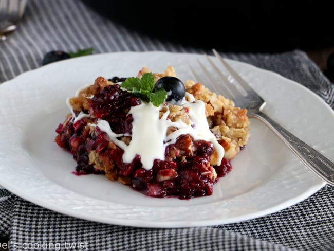 Crumble aux fruits rouges et sauce chocolat blanc