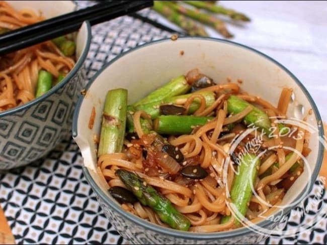 Wok de nouilles sautées aux asperges et pignons de pin