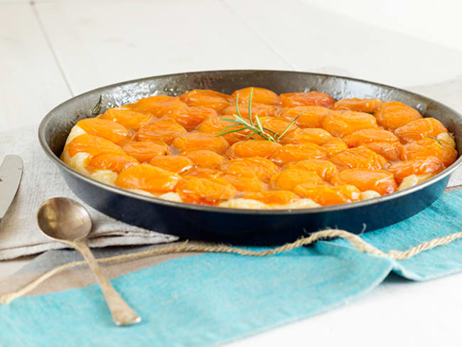 Délicieuse tarte tatin aux abricots et romarin