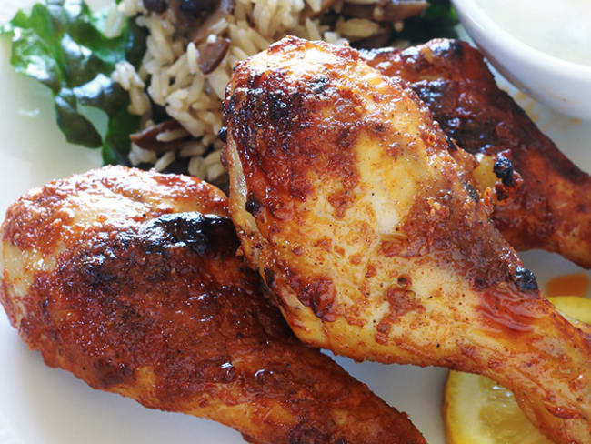 Pilons de poulet marinés au yaourt, citron et épices, cuits au four ou à la poêle