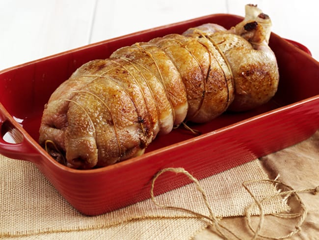 Canard désossé farci au foie gras et au pain d'épices pour le réveillon