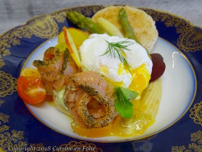 Muffin crème d'avocat à l'aneth et à la coriandre, oeuf poché, saumon à l'aneth et asperges pour un brunch new-yorkais