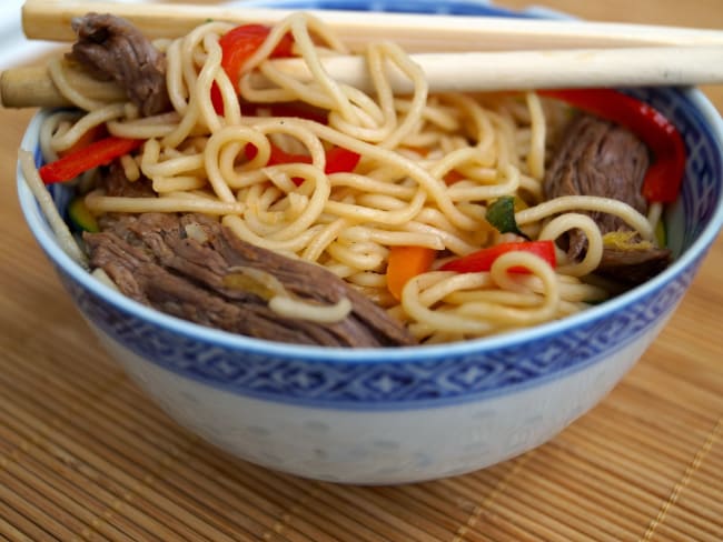 Nouilles asiatiques sautées au boeuf et aux légumes