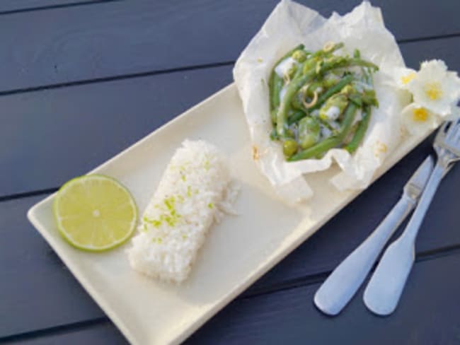 Papillote de poisson, légumes verts, herbes et citron vert