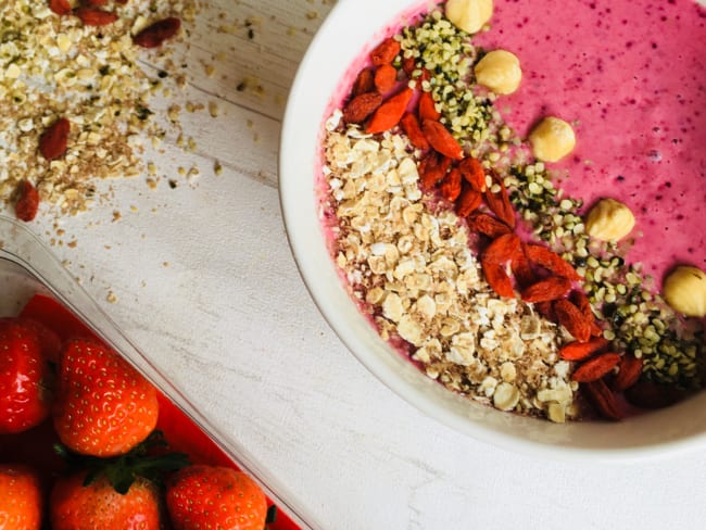 Red smoothie bowl de saison pour un petit déjeuner de champion