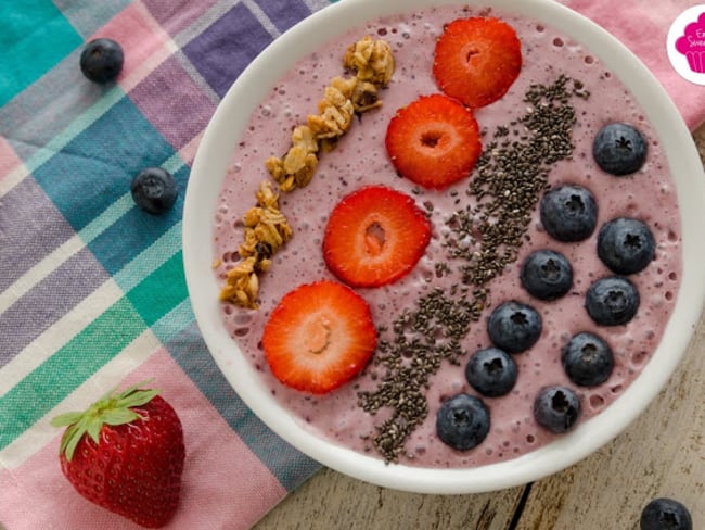 Pudding bowl aux fraises, myrtilles, graines de chia et granola