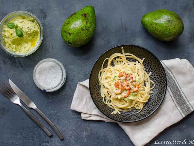 Linguine au pesto d'avocat et écrevisses