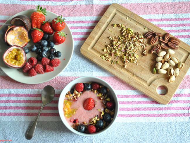 Smoothie bowl banane et fruits rouges