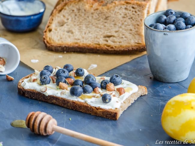 Tartines au miel, noisettes et myrtilles