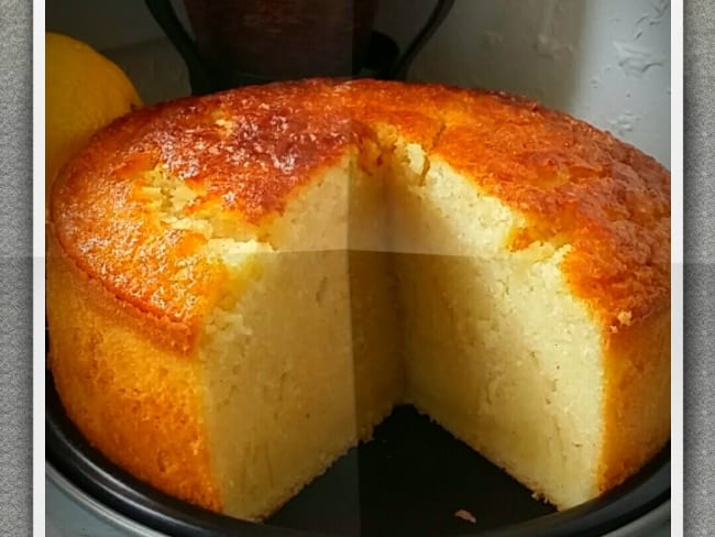 Délicieux gâteau au lait et à la semoule, parfumé à la vanille et au citron