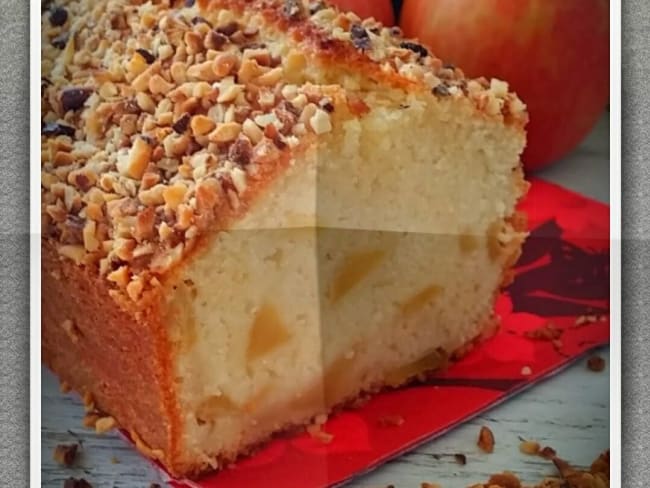 Gâteau au yaourt aux pommes et noisettes