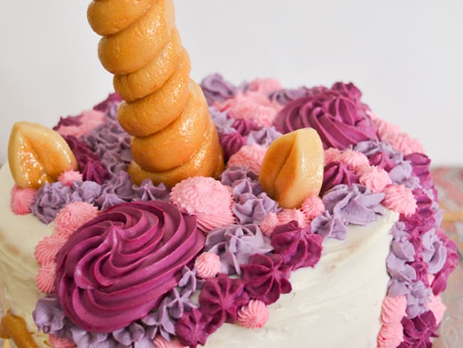 Sublime layer cake licorne aux framboises et chocolat blanc 