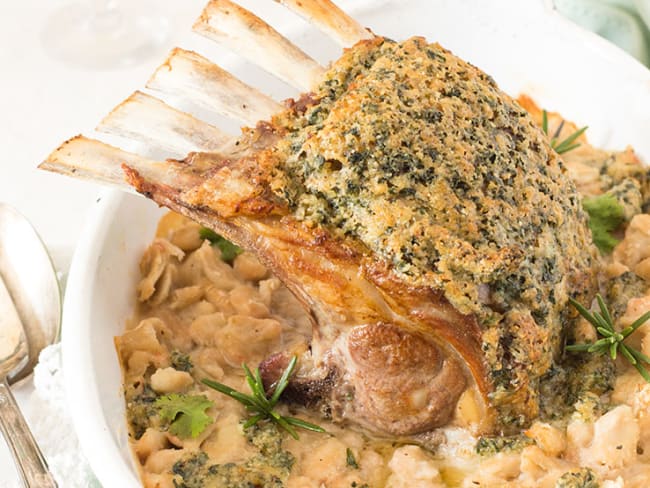 Carré d'agneau en croûte d'herbes et haricots tarbais